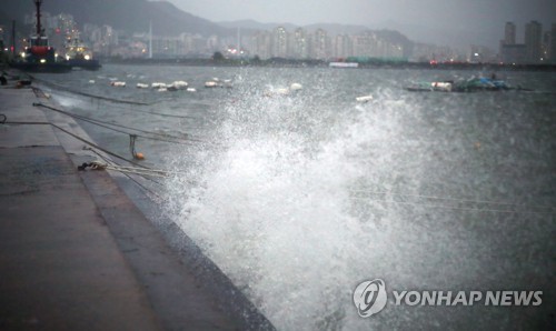 경남교육청 '풍수해 우려 때 하루 전 학사일정 조정' 권고