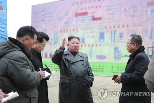 북한 '경제과업 1호' 비료공장 완공 속도…농경지 확대도 독려