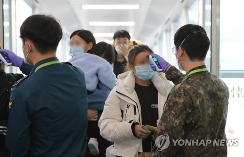 [르포] 겹겹이 쌓은 검역장벽…김해공항은 신종 코로나와의 전쟁 중