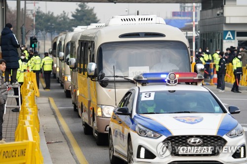 2차 전세기 귀국 320여명 아산으로 출발…발열증세 7명 병원행