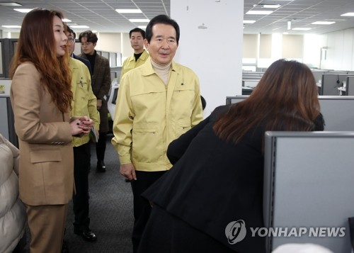 정총리, 1339 콜센터 방문…"감염증 조기발견에 선제 대응"