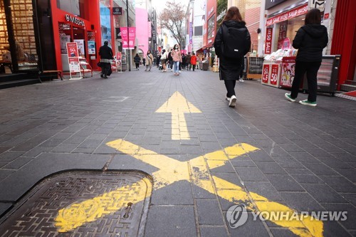 신종코로나 확진자 방문에 면세점·대형마트 줄줄이 영업중단(종합)