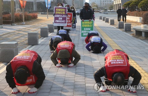 전북도 청소·시설노동자 삼보일배 시위…"교섭권 보장하라"