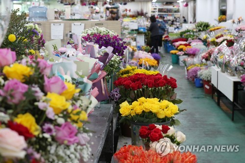 신종코로나에 위축된 꽃 소비 살리자…충남도 사무실 책상에 꽃