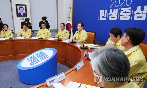 정부, 한중외교장관 코로나회담 추진…입국제한확대 단계적 검토(종합)