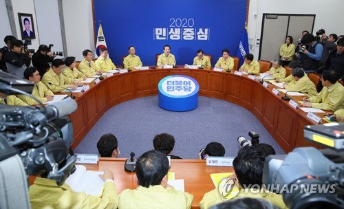 정부, 한중외교장관 코로나회담 추진…입국제한확대 단계적 검토(종합)