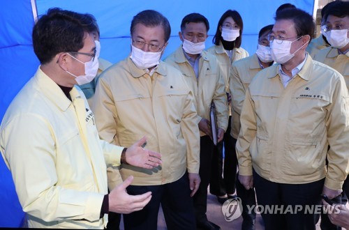 문 대통령, 성동구 보건소 방문…"국가 대응체계 훨씬 강화해야"