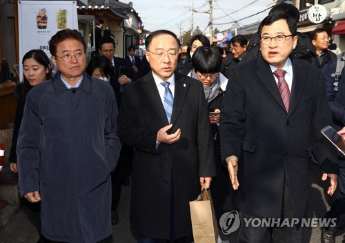 홍남기 "7일 車부품 수급대책·금융지원 방안 발표"