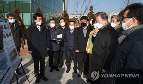 우한교민에 손 흔든 문 대통령…진천 주민에 "보듬어줘서 감사"