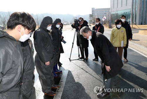 우한교민에 손 흔든 문 대통령…진천 주민에 "보듬어줘서 감사"