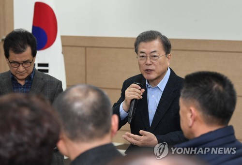 문대통령, 진천·아산 방문…우한교민 생활 보고받고 주민 격려