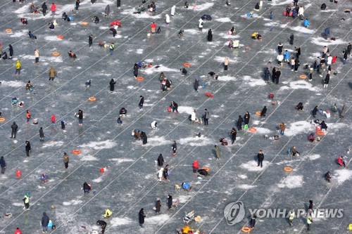 '산천어축제 비판' 환경장관에 이외수 "자갈 먹는 법 알려달라"