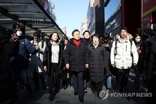 종로출마 황교안, '젊음의 거리' 첫 행보…"종로경제 살리겠다"