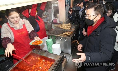 종로출마 황교안, '젊음의 거리' 첫 행보…"종로경제 살리겠다"