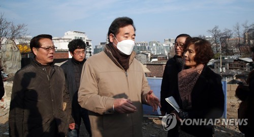 이낙연, 뚜벅이 유세…"청년 돌아오는 종로…신분당선 연장추진"(종합)