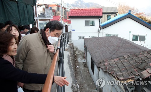 이낙연, 뚜벅이 유세…"청년 돌아오는 종로…신분당선 연장추진"(종합)