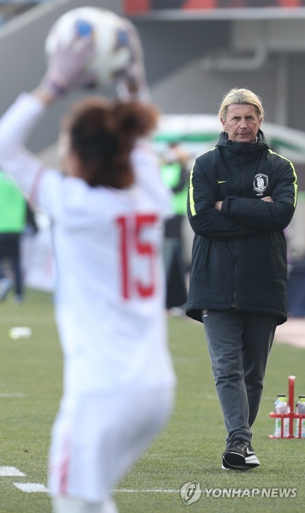 여자축구 벨 감독 "저는 이기는 걸 사랑한다…선수들도 그랬으면"