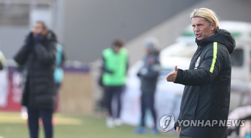 여자축구 벨 감독 "저는 이기는 걸 사랑한다…선수들도 그랬으면"