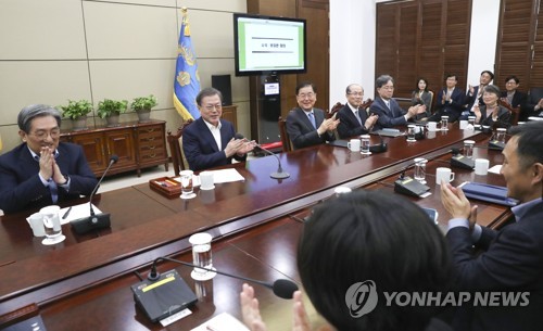 문 대통령 "'기생충' 아카데미 4관왕…박수로 회의 시작하자"