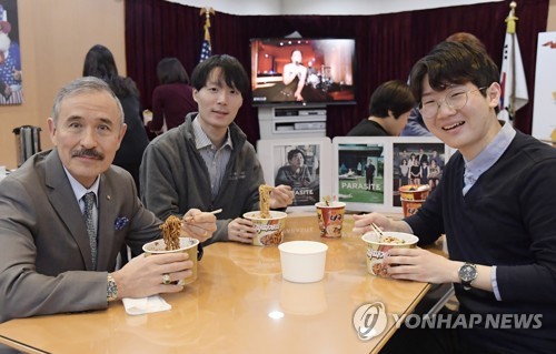 해리스 美대사, 짜파구리 먹으며 기생충 아카데미상 축하