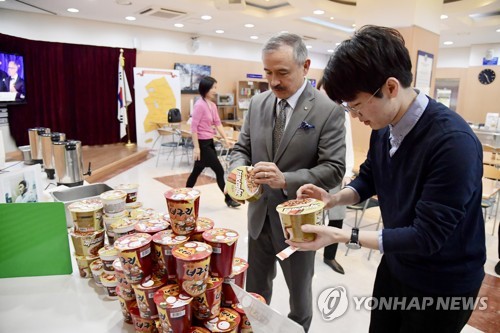 해리스 美대사, 짜파구리 먹으며 기생충 아카데미상 축하