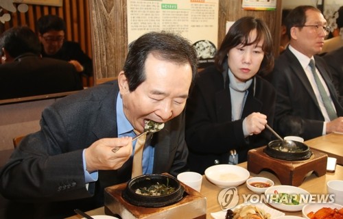 정총리, 광화문 식당 찾아 '소비진작' 독려…"과도한 위축 안돼"