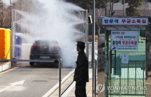 '이천 쌀 사겠다'…우한 교민 환영하는 이천에 쏟아지는 박수