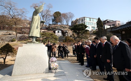 황교안, 이승만 사저 찾아 "뭉치면 살고 흩어지면 죽는다"