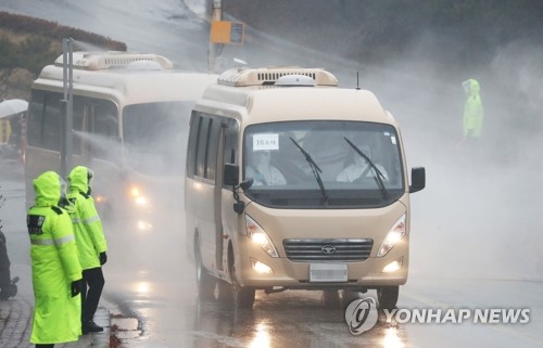 우한교민 이송버스 세번 운전한 아빠 경찰관 "허락한 아내 존경"