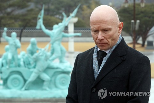 주한 노르웨이 대사 5·18묘지 참배…"역사적 공간 감명 깊다"