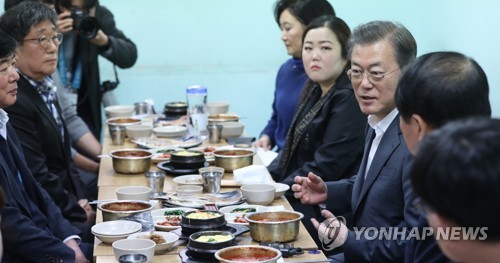 문대통령, 코로나19에 "지나치게 불안해할 필요 없단 것 확인돼"