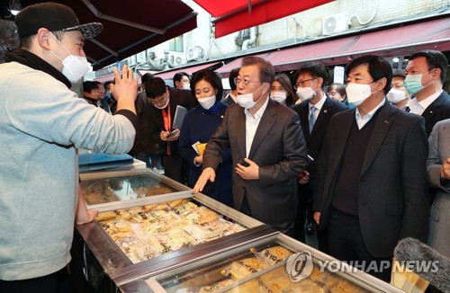 남대문시장 찾은 문대통령 "힘내세요"…질본 격려용 홍삼 구매