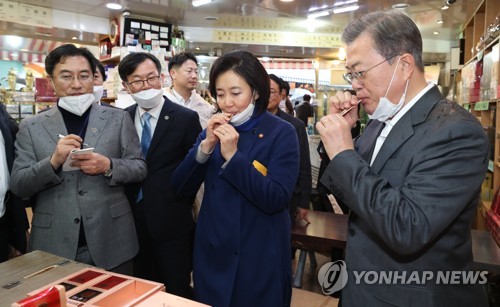 문대통령, 코로나19에 "지나치게 불안해할 필요 없단 것 확인돼"