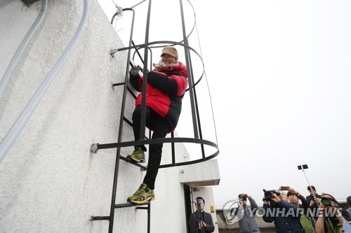 영남대병원 고공농성 227일 만에 끝나…해고자 복직 합의