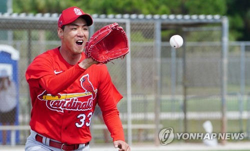 10년 만에 배트 잡은 김광현 "타격 어렵네요…맞히는 것부터"