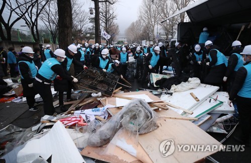 청와대 앞 범투본·전교조 등 9개 단체 천막 철거…충돌 없어(종합)