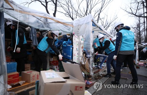 청와대 앞 범투본·전교조 등 9개 단체 천막 철거…충돌 없어