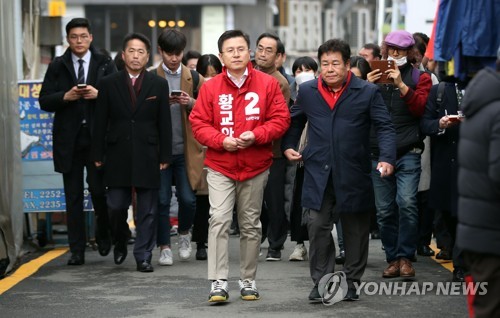 황교안, 후보등록 후 첫 '명함 인사'…"종로 경제 꼭 살리겠다"