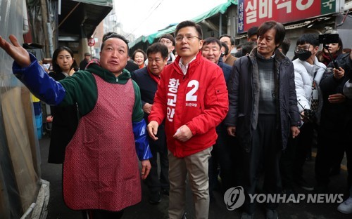 이낙연·황교안, 종로동쪽서 동시 '뚜벅이 유세'…불붙는 선거전