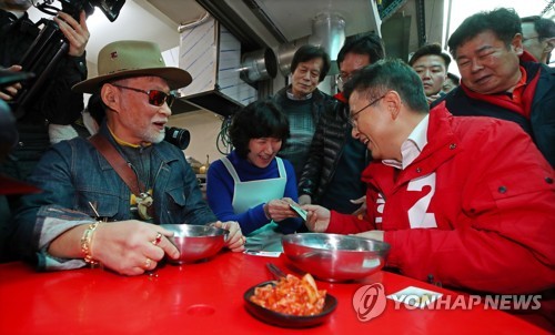 황교안, 후보등록 후 첫 '명함 인사'…"종로 경제 꼭 살리겠다"