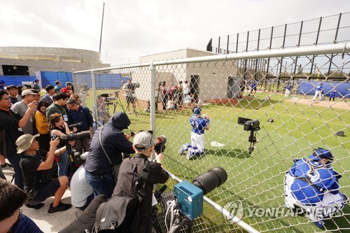 류현진 야구인생 3막 개막…집중 조명받으며 공식 훈련 시작
