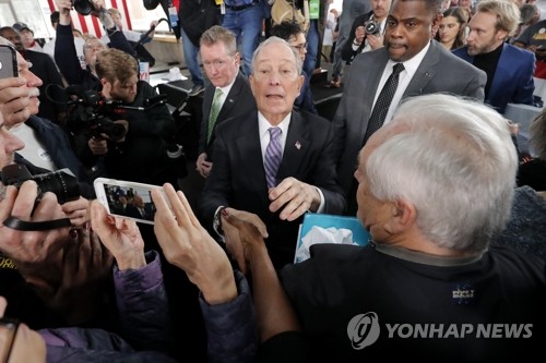 블룸버그, 샌더스 비판 광고…'진검승부'도 전에 신경전 격화