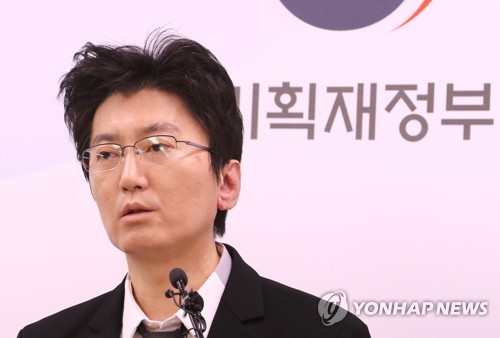 정부 "경기개선 흐름…코로나19 확산·지속시 회복 제약 가능성"