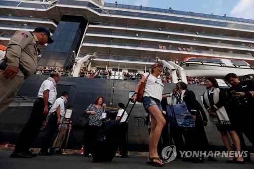 캄보디아 정박 크루즈선 승객 모두 내려…"코로나 환자 없어"(종합)