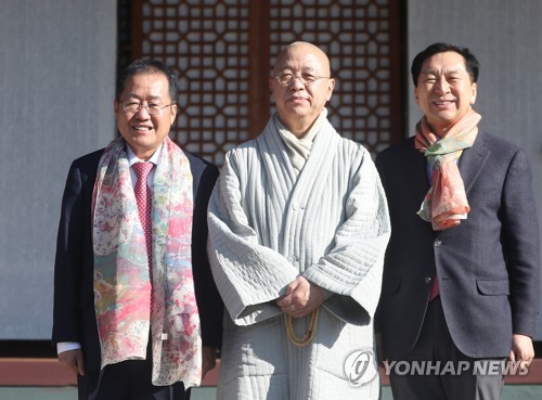 양산 통도사 찾은 홍준표 "총선, 문 정권 심판하는 선거"(종합)