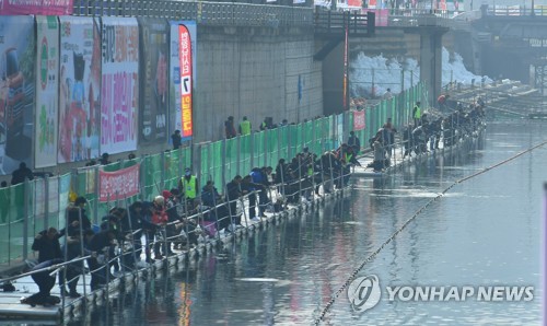 막바지 겨울 즐기자…화천산천어축제 주말 낚시 삼매경