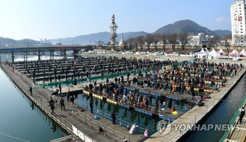 막바지 겨울 즐기자…화천산천어축제 주말 낚시 삼매경