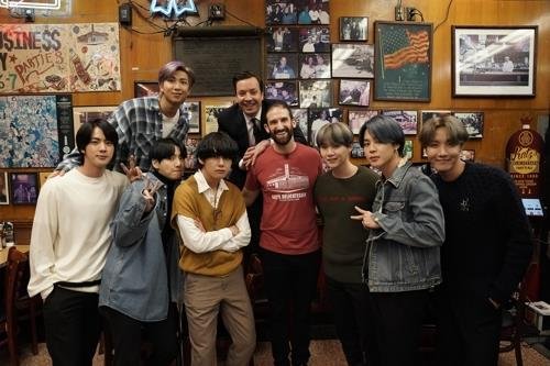 BTS, 뉴욕기차역서 신곡 첫선…"아웃사이더도 주류 될 수 있다"