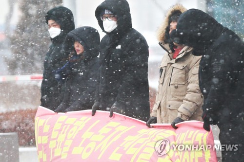 한파에도 이어진 강원랜드 협력업체 외침 "직접 고용하라"