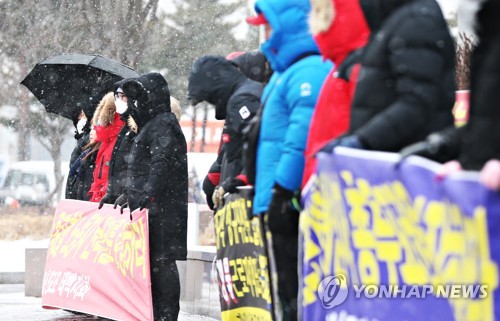 한파에도 이어진 강원랜드 협력업체 외침 "직접 고용하라"